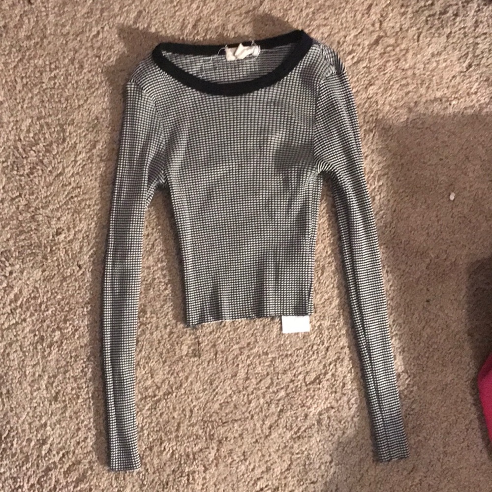 B/W long sleeve crop top